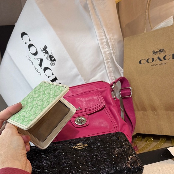 Coach Bundle. Pink crossbody. Green cardholder. Black wallet. White large bag. - Picture 6 of 17